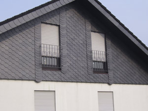 Giebelverkleidung mit eingearbeitetem Naturschiefer