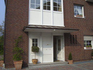 Kupfervordach in Walmdachform aus Stehpfalzblechen